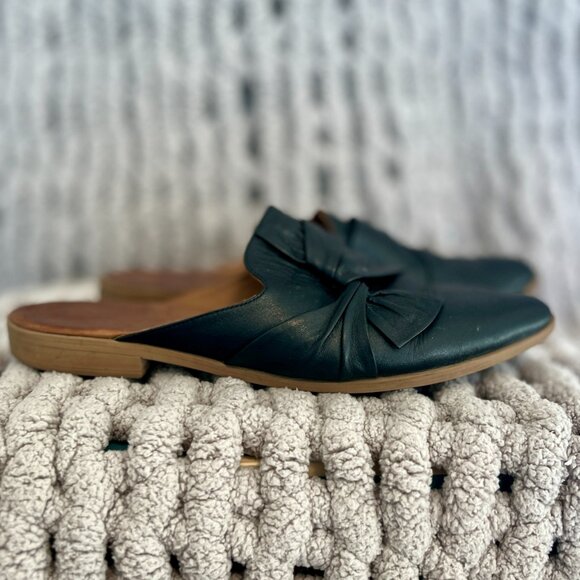 Bueno Black Leather Mules – Size 38 (7.5) Slip-On Flats - Picture 7 of 12